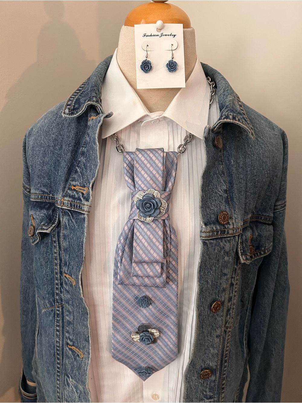 Light Blue Patterned Necktie with Floral Accents